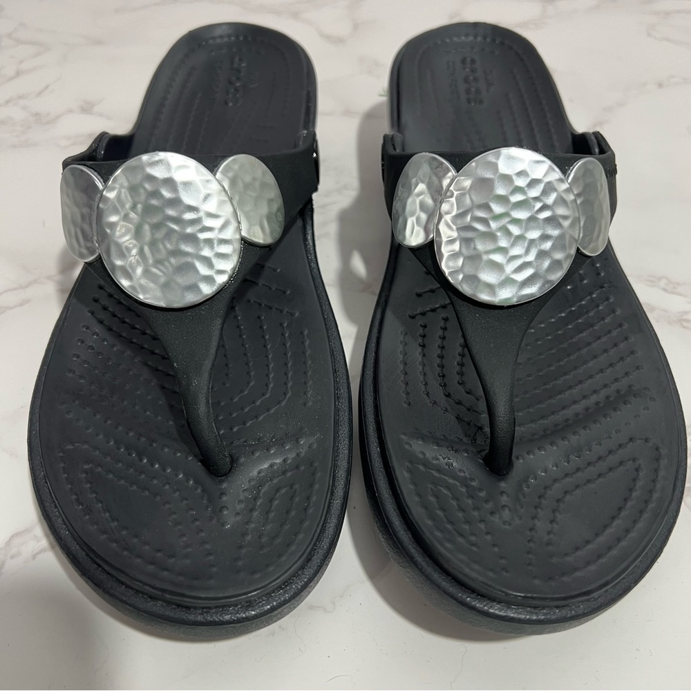 NWOB Crocs Sanrah Black Hammered Silver Tone Embellished Comfort Sandal - 6‎